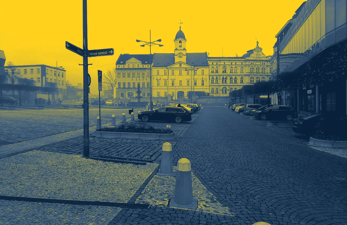 Foto: 01x07x2022000, Wikimedia Commons, CC0 (barevně upraveno) Ilustrační foto: Náměstí Svobody s radnicí v Teplicích